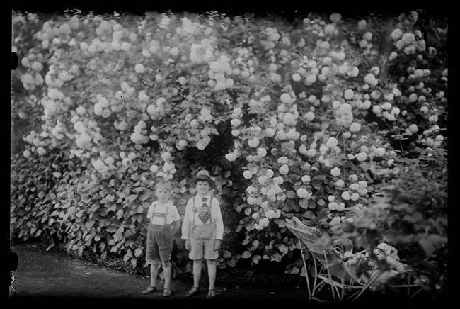 Retrato de dos niños en jardín