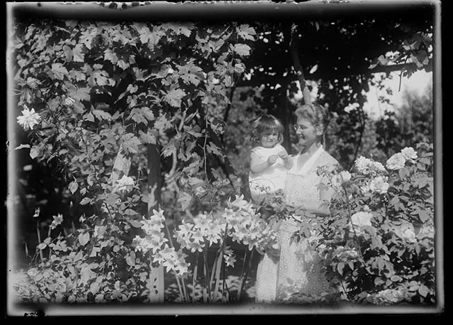 Mujer y niña en jardín