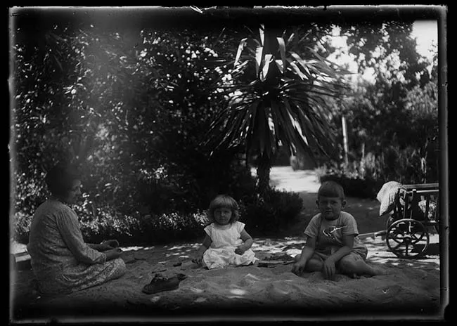 Mujer y dos niños en jardín