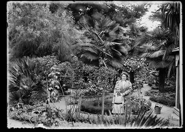 Retrato de mujer y niña en jardín