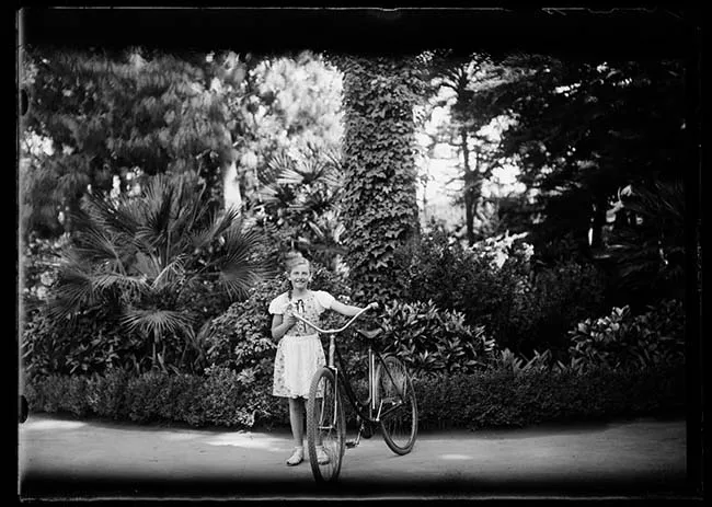 Niña con bicicleta
