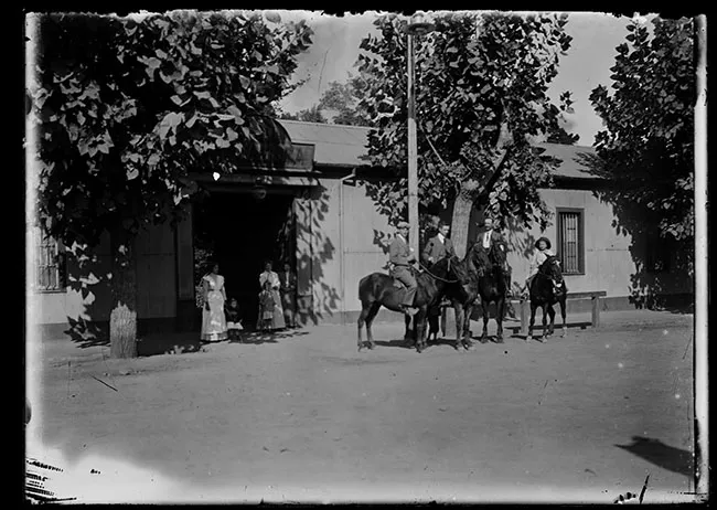 Hombres a caballo frente a Hotel Bellavista