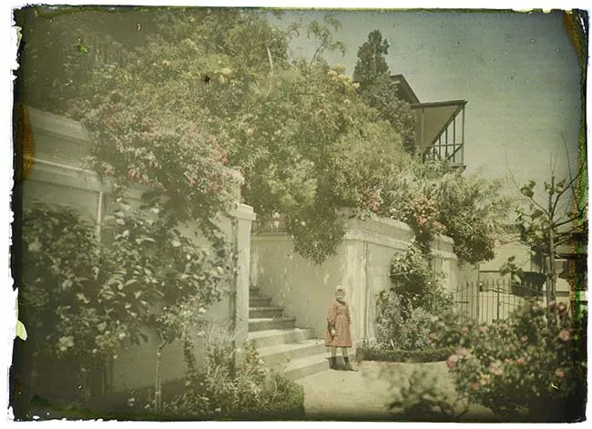 Jardín y entrada de casona