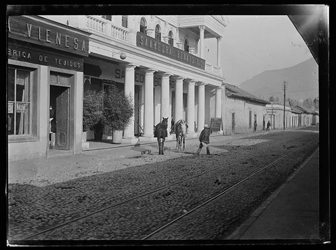 Hombre y caballos sobre línea de tranvía