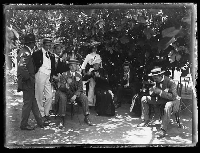 Grupo de personas en patio