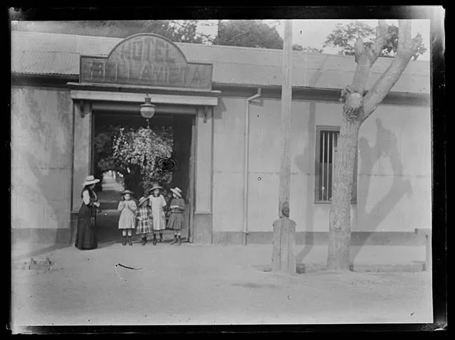 Mujer y niñas frente a Hotel Bellavista
