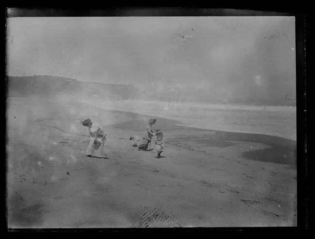Dos mujeres y dos niñas en playa