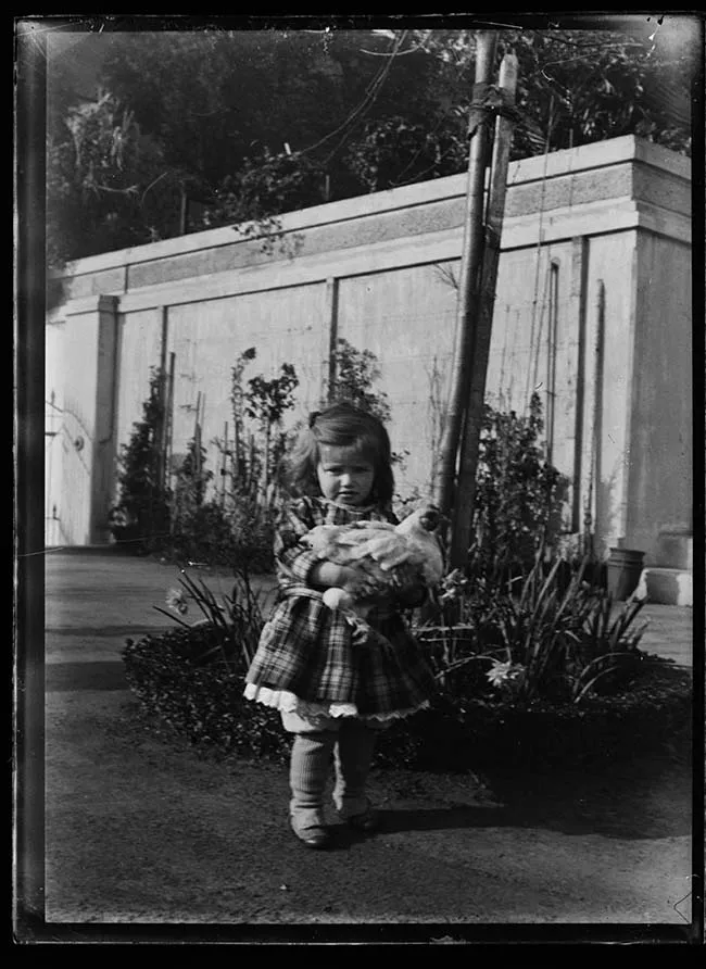 Niña con gallina