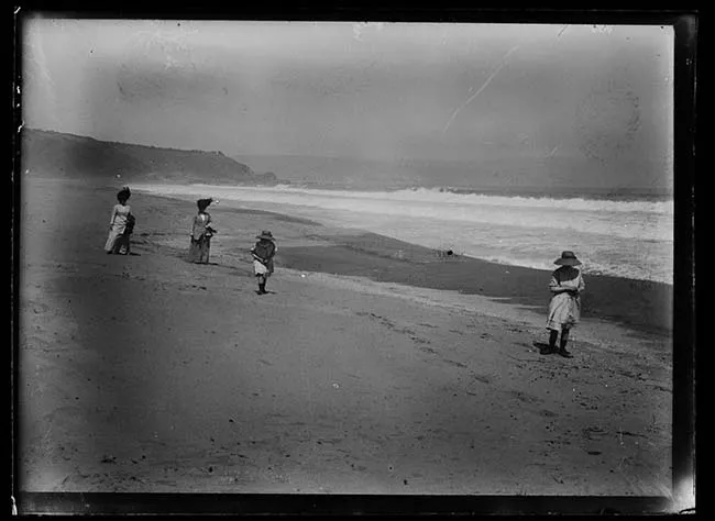 Dos mujeres y dos niñas en playa