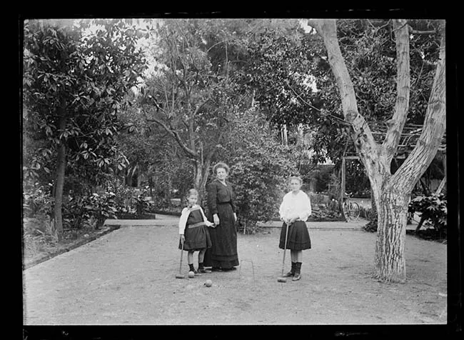 Mujer y niñas en parque