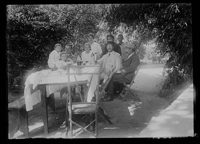 Grupo de personas en comedor al aire libre