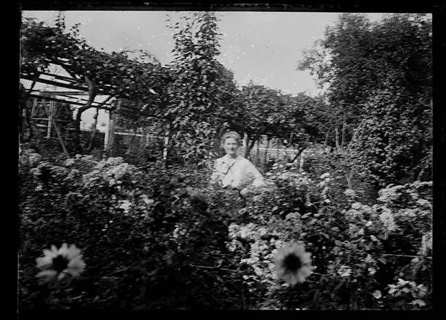 Mujer en parque con flores