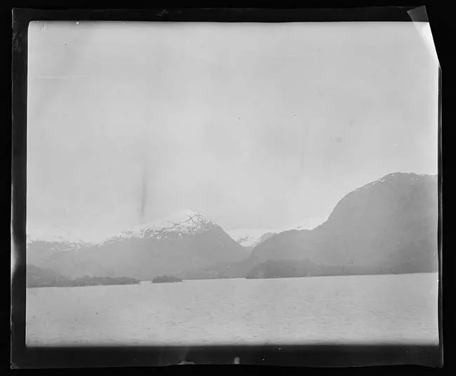 Paisaje natural con lago y montañas nevadas