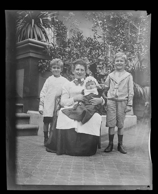 Mujer con infante y dos niños