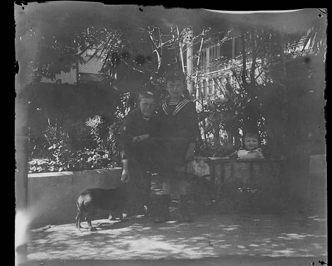 Retrato de dos niños, infante y perro