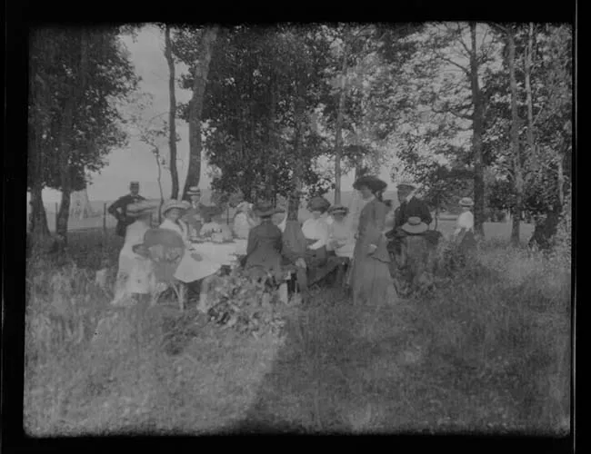 Grupo de personas en comedor al aire libre