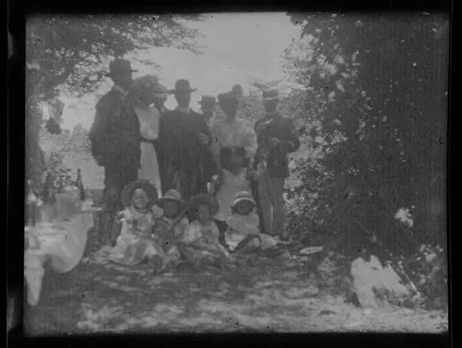 Grupo de gente en espacio al aire libre