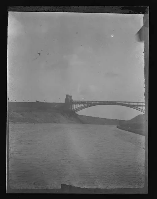 Puente sobre río