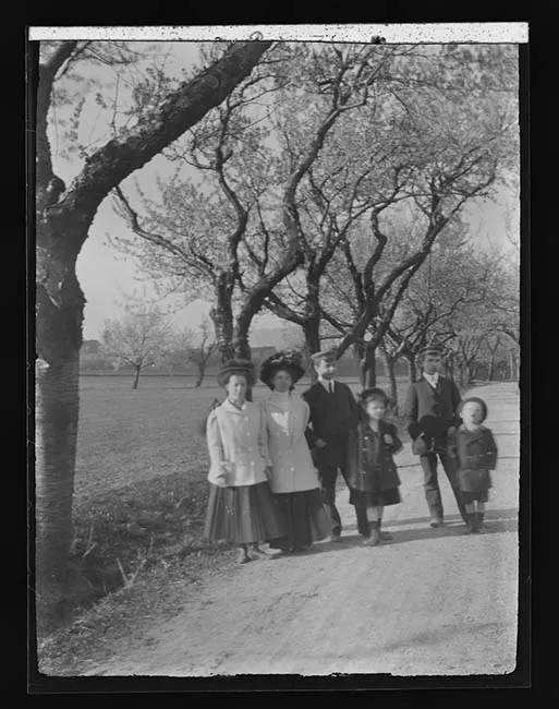 Grupo de personas en camino de tierra