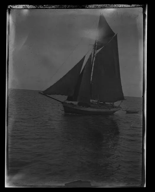 Velero en el mar