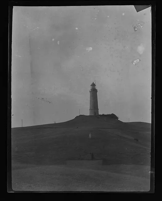 Faro en colina