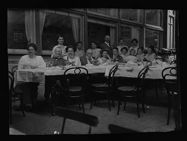 Retrato de grupo de personas en comedor