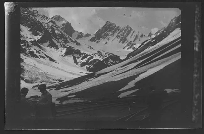Hombres en paisaje cordillerano