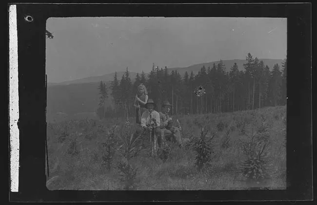 Dos hombres y una niña en paisaje natural