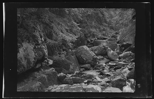 Arroyo entre rocas