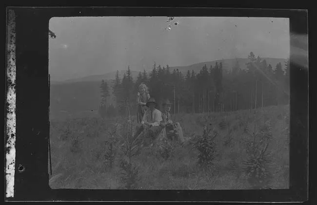 Dos hombres y una niña en paisaje natural