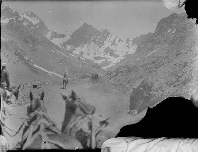 Sujetos cabalgando en paisaje cordillerano