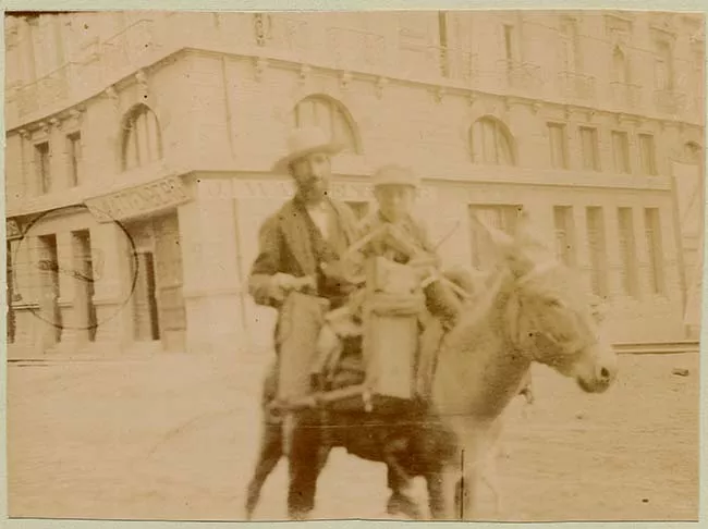 Hombre y joven montando burro