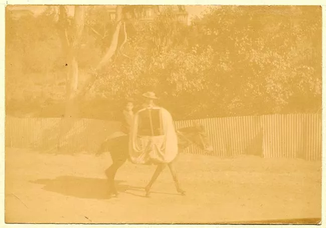 Hombre y joven montando caballo