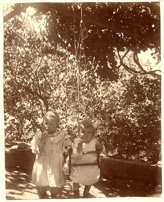 Dos niños en patio