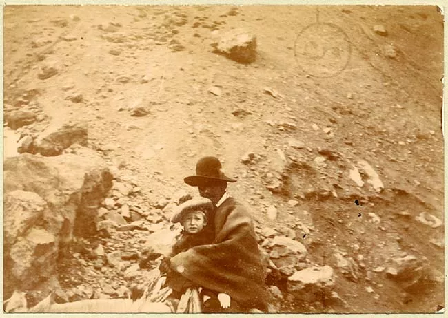 Hombre y niño montados en burro en Cordillera de los Andes