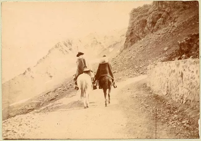 Personas montadas a caballo en Cordillera de los Andes
