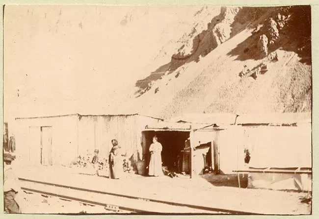Dos mujeres y un niño en línea férrea cordillerana