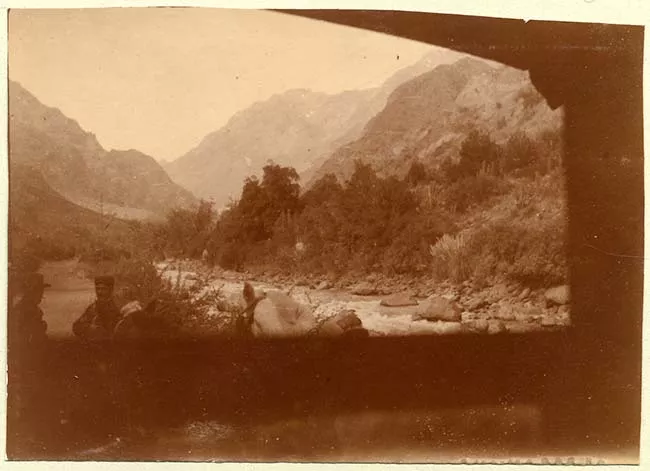 Hombres en paisaje natural