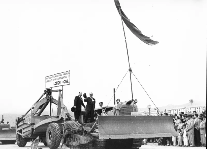 Desfile de la constructora Longhi y Cía.