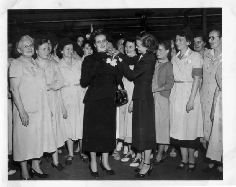 Rosa Markmann junto a trabajadoras del laboratorio Schering