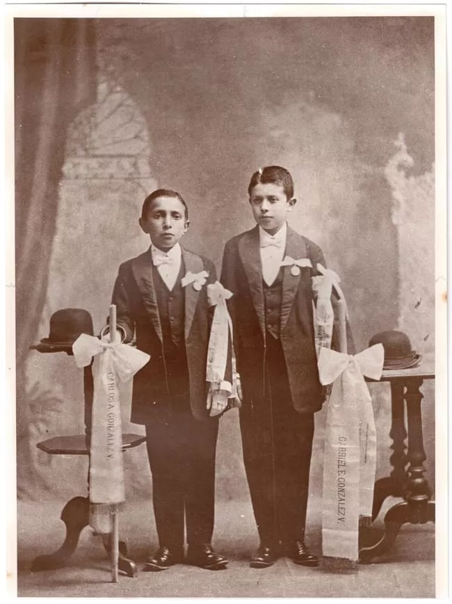 Retrato de hermanos González Videla en su Primera Comunión