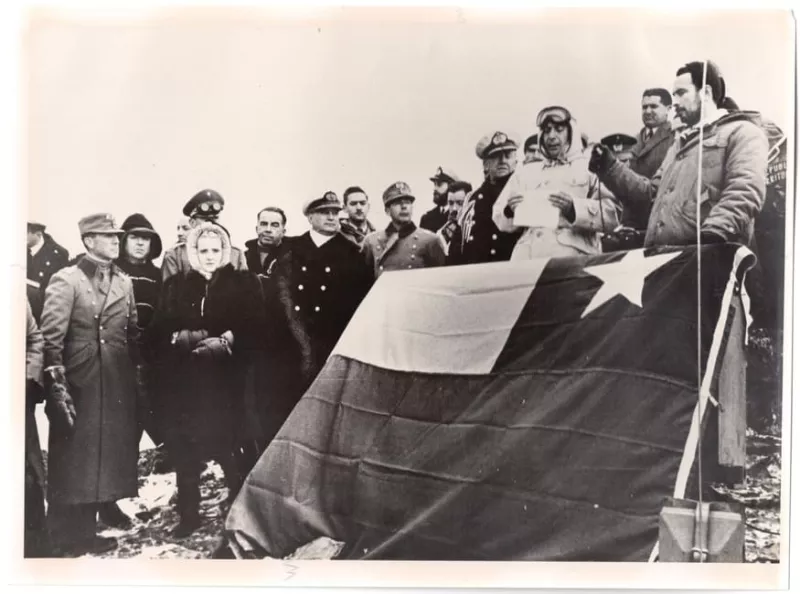 Presidente Gabriel González Videla inaugura base militar en la Antártica Chilena