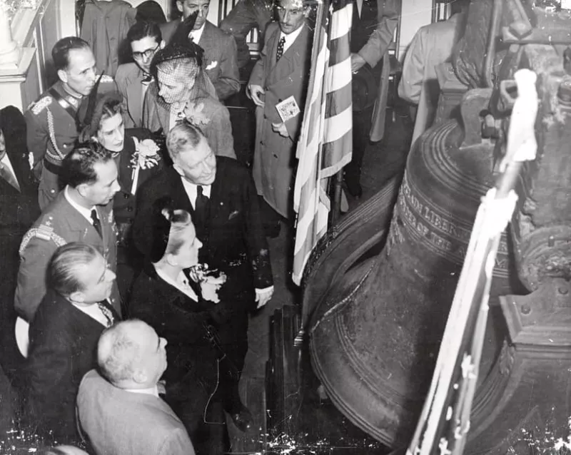 Presidente González Videla y Rosa Markmann junto a la Campana de la Libertad