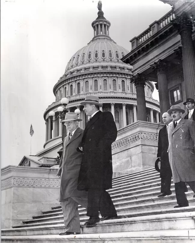 Presidente González Videla a la salida del Capitolio de los Estados Unidos
