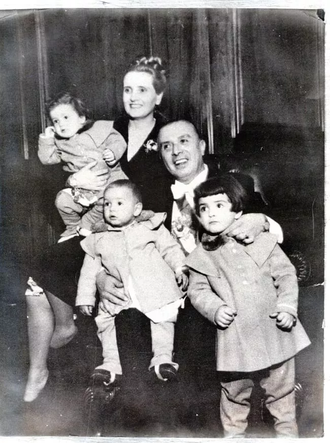 Gabriel González Videla y Rosa Markmann junto a sus nietos