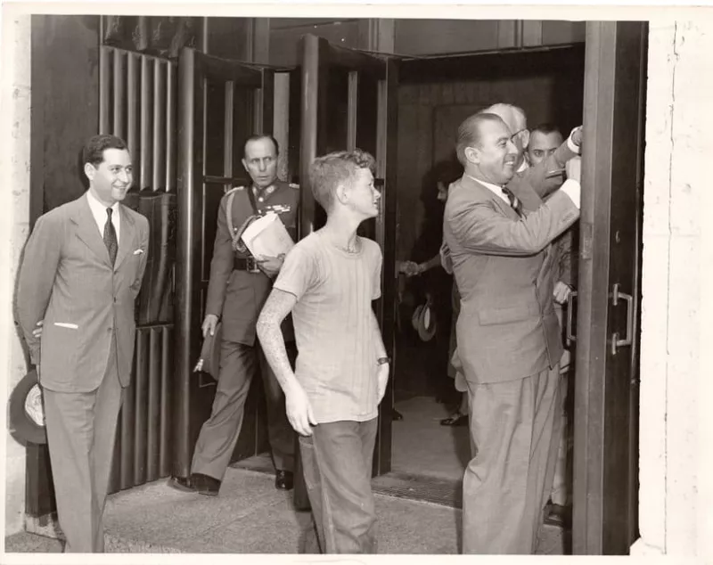 Presidente González Videla firma un autografo