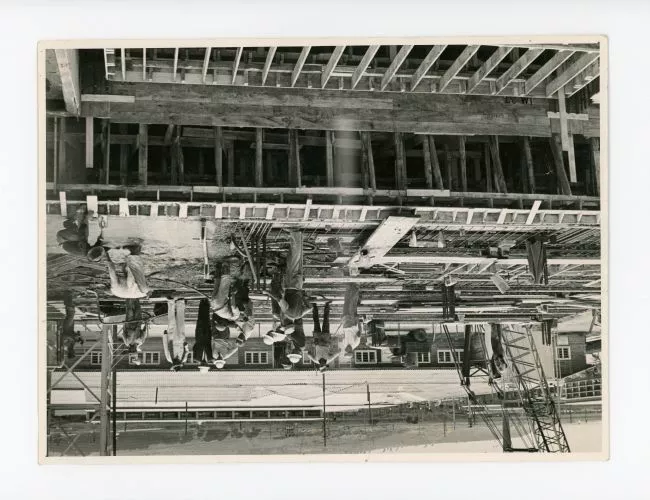 Obreros trabajando en construcción, 1958