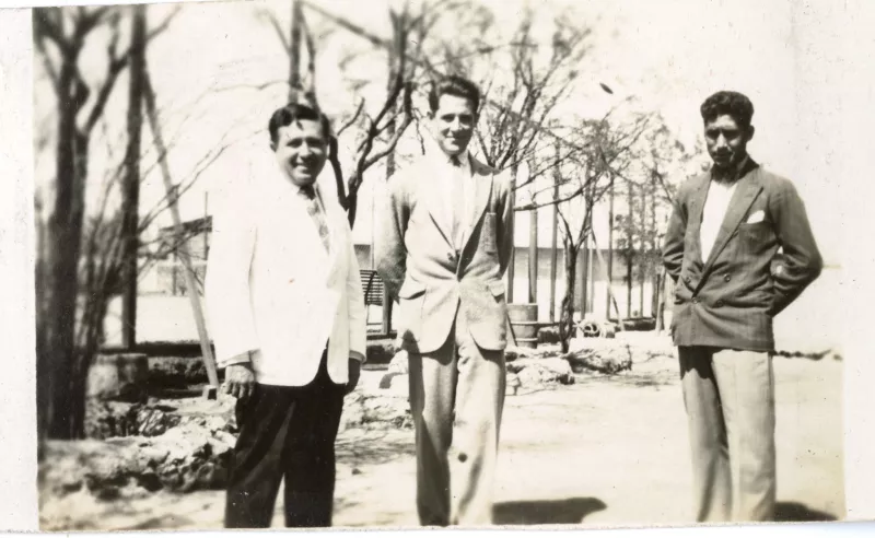 Grupo de tres hombres en Oficina Keryma