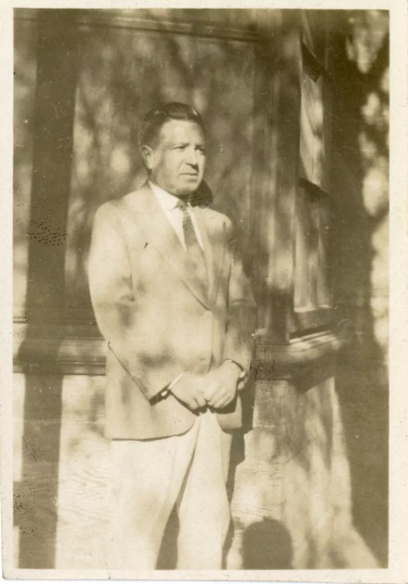 Retrato de dos hombres en exterior 