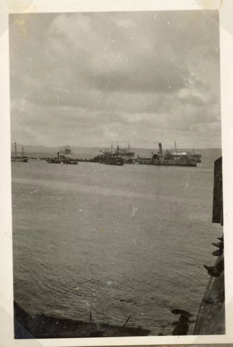 Puerto con embarcaciones